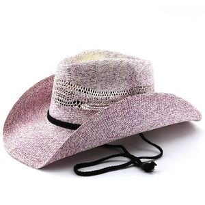 Handgewebter lila-weißer Cowboyhut aus Stroh mit schwarzem Dekoband und praktischem Kinnband