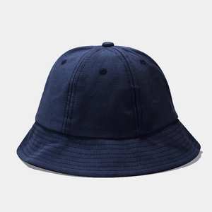 Vue détaillée du chapeau bob en coton bleu marine avec œillets et surpiqûres de qualité