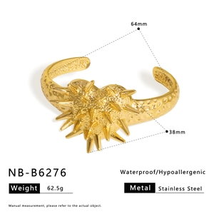 Dettaglio del bracciale a cuore con punte in acciaio dorato 18K da 62,5 grammi