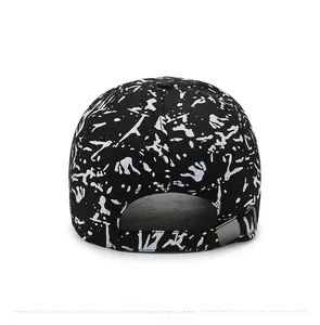 Vue arrière de casquette de baseball noire avec graffiti blanc et boucle en métal