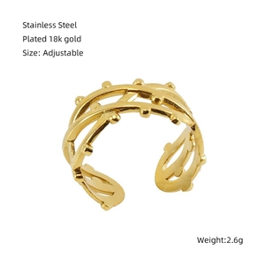 Dettaglio dell'anello regolabile in acciaio inossidabile placcato oro 18k con motivo