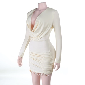 Détail du décolleté en V et des fronces sur cette robe à franges jaune crème