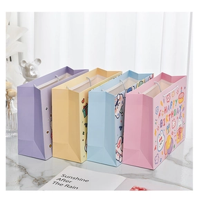 Detailansicht bunter Cartoon-Geschenktüten aus Papier für Geburtstage in Pastelltönen