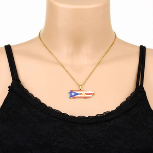 Détail du collier avec pendentif grenouille drapeau Porto Rico sur un mannequin