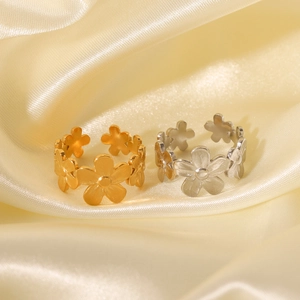 Anelli floreali in acciaio al titanio con finitura oro 18K e argento su seta