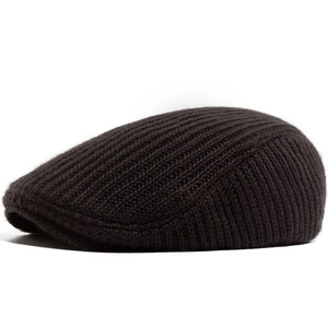 Herren Strickmütze in Kaffeebraun mit dicker Waffelstruktur für den Winterwärme