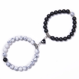 Vue détaillée des perles de turquoise blanche et d'obsidienne noire avec fermoir aimant