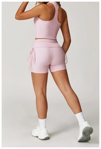 Detailansicht der rosa Yogahose mit seitlichem Kordelzug und gerippter Stoffstruktur
