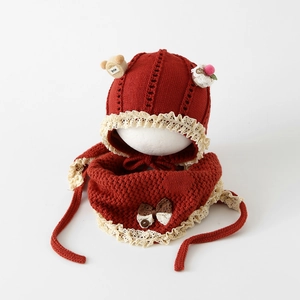 Conjunto de gorro y bufanda de punto rojo para bebé con encaje y adornos de ositos