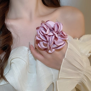 Detailansicht einer zartrosa Seidenblumen-Brosche mit eleganten Stoffblütenblättern