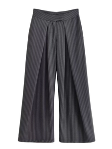Détail de ce pantalon large à rayures taille haute avec une taille croisée élégante