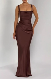 Makro-Detail der drapierten Falten und des glänzenden Satinstoffs am braunen Abendkleid