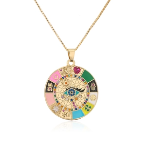 Detail der goldenen Evil Eye Halskette mit Glückssymbolen und bunten Zirkonia Steinen
