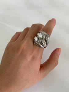 Vue détaillée de la bague ondulée plaquée or 18K à texture nervurée sur la main