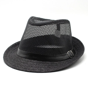 Détail du chapeau Panama noir avec couronne en maille aérée et ruban en cuir à boucle