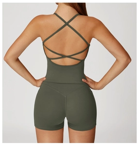 Dettaglio del design incrociato sulla schiena del top yoga e pantaloncini verde oliva