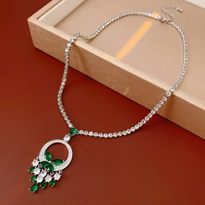 Détail du collier en argent avec pendentif goutte émeraude et pierres précieuses