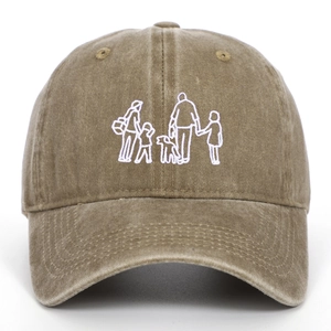 Détail de la broderie silhouette de famille sur une casquette en coton délavé vintage