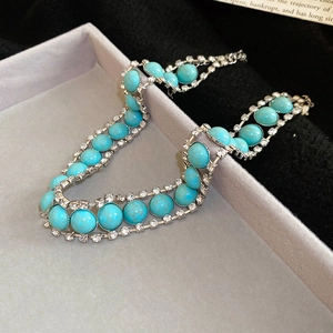 Vue détaillée d'un ensemble de bijoux bohème en turquoise résine et strass en coffret cadeau