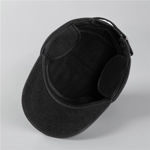 Détail d'une casquette en laine avec doublure épaisse et protège-oreilles rabattables