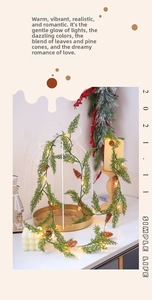 Détail de guirlande de Noël avec pommes de pin et lumières LED pour la décoration