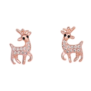 Dettaglio degli orecchini a lobo a forma di renna in oro rosa con zirconi bianchi