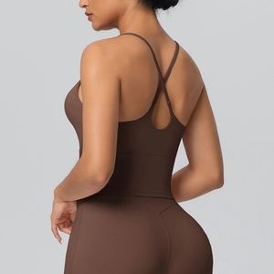 Vue détaillée de l'ensemble de sport marron foncé avec dos croisé et legging taille haute