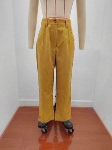 Detailaufnahme der senfgelben Cordstruktur und der hohen Taille der Damenhose