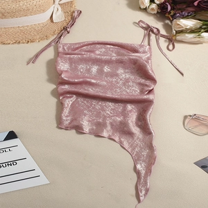 Détail d'un caraco métallique rose avec ourlet irrégulier et bretelles nouées