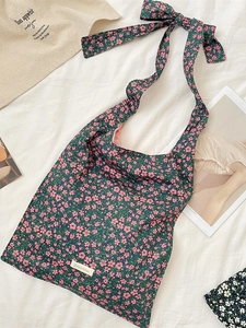 Sac cabas en toile fleurie avec anses nœuds dans un style pastoral français chic