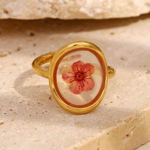 Bague rétro en acier inoxydable plaqué or 18K avec fleur séchée rouge dans résine