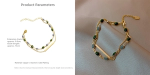 Detalle de pulsera de doble capa bañada en oro de 18K con dijes ovalados verdes y morados