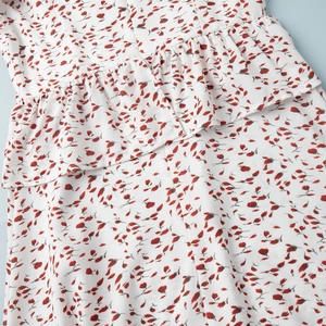 Vue détaillée de la taille à volants et du motif floral d'une robe d'été à col en V