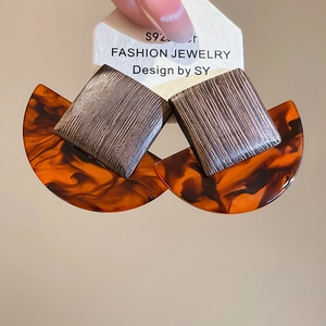 Detail of square wood and tortoise shell resin earrings with S925 silver needles