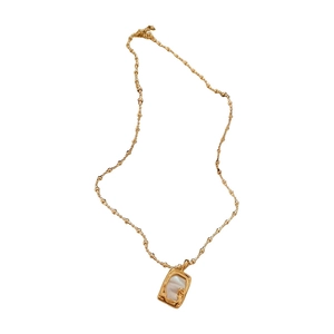 Minimalistische vergoldete Kette mit Perlmutt-Anhänger an einer edlen Perlenkette