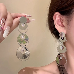 Eleganti orecchini pendenti geometrici con zirconi scintillanti in finitura argento