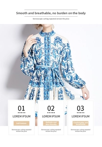 Dettaglio della stampa paisley blu su abito bianco a maniche lunghe con cintura