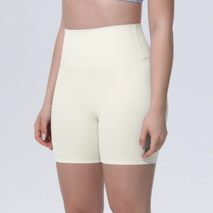 Détail du short de yoga taille haute blanc crème avec bande de maintien abdominale