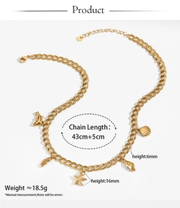 Détail du collier océan doré en acier inoxydable avec pendentifs étoile de mer et hippocampe