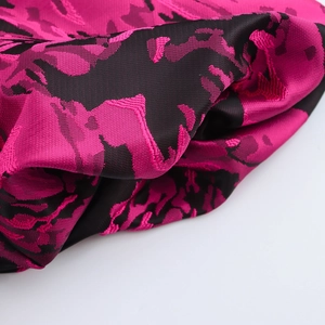 Elegant retro jacquard mini dress with puff sleeves in rose red and black floral pattern