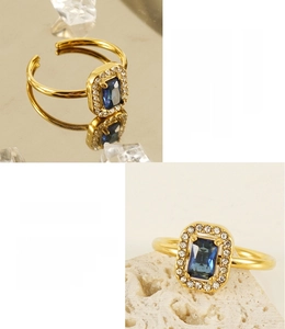 Détails d'une bague double en acier inoxydable avec pierre bleue et placage en or 18 carats