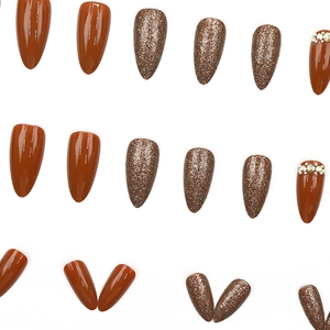 Faux ongles amande dorés et marrons avec diamants et finition scintillante