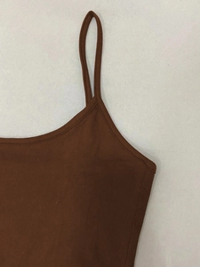 Vestido entallado de punto marrón con tirantes finos y detalles del escote