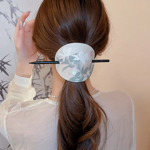 Nahaufnahme einer Haarspange im New Chinese Style mit handgemalten weißen Blumen auf grauem Grund