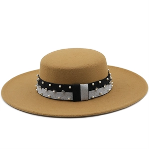 Chapeau fedora en laine camel avec ruban décoratif orné de perles et de strass brillants