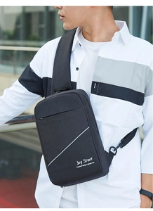 Outdoor-Ansicht einer schwarzen Nylon-Umhängetasche mit Reflexstreifen und modernem Design