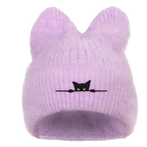 Lavendel-Mütze mit Katzenohren und süßer schwarzer Katzenstickerei aus weichem Strick