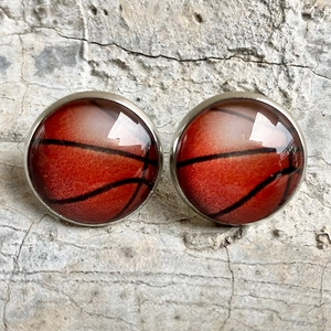 Boucles d'oreilles basket-ball rondes avec dôme en verre et cadre en métal argenté