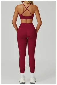 Détail de l'ensemble de yoga bordeaux avec soutien-gorge à dos croisé et legging taille haute