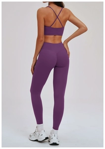 Vue arrière d'un ensemble de yoga violet foncé avec soutien-gorge croisé et legging taille haute